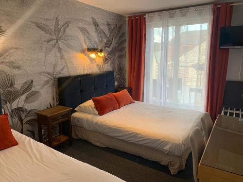 Habitación de hotel con 2 camas y ventana en Auberge Du Cheval Blanc en Crèvecoeur-en-Auge