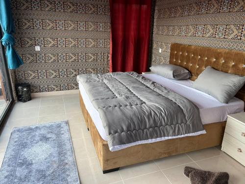 ein Schlafzimmer mit einem großen Bett in einem Zimmer in der Unterkunft Amman La Maison Hotel Suites in Amman
