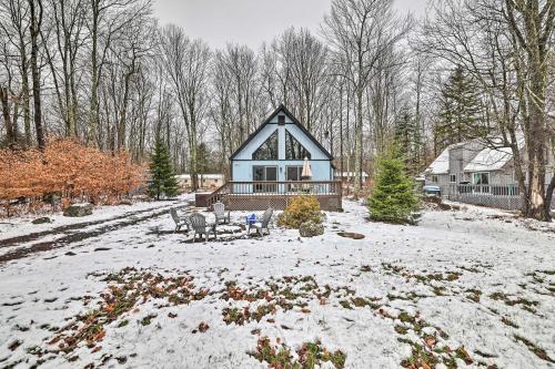 Walk to Arrowhead Lake Cabin with Private Hot Tub! v zimě