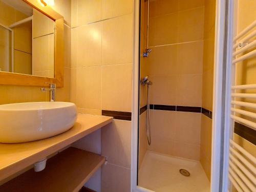 a bathroom with a sink and a shower at Appartement Les Menuires, 2 pièces, 4 personnes - FR-1-344-867 in Les Menuires