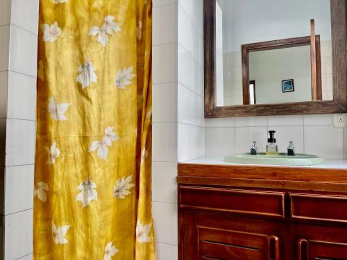 bagno con lavandino e tenda doccia di Quinta Baroe a Guaduas
