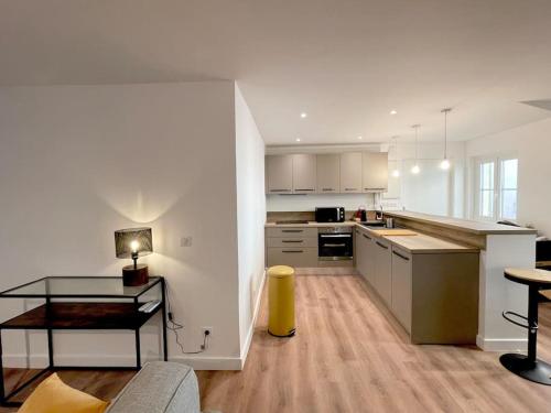 une grande cuisine avec une table et un comptoir dans l'établissement Homelivia,Industriel cosy, à Nice