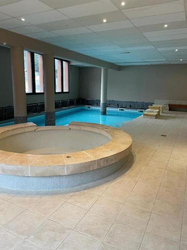 - une grande piscine dans une grande pièce avec un grand étage dans l'établissement Saint lary soulan charmant T2 plein centre ville, à Saint-Lary-Soulan