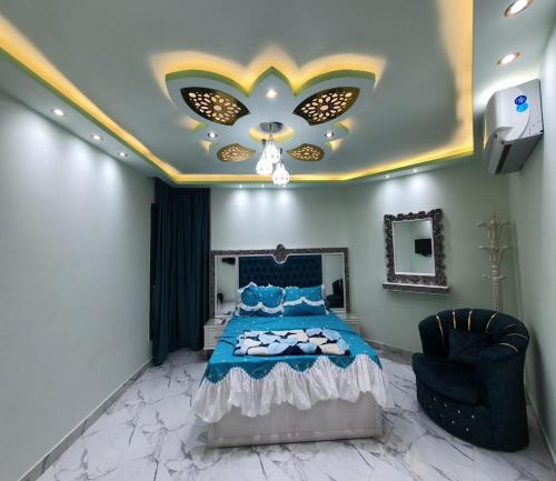 A bed or beds in a room at شاليه على البحر بورتوسعيد