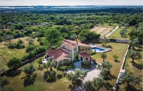 widok z lotu ptaka na dom z basenem w obiekcie Nice Home In Galizana w mieście Galižana