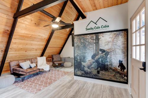 セバービルにあるThe pet friendly cub cabinの大きな絵画が飾られたリビングルーム