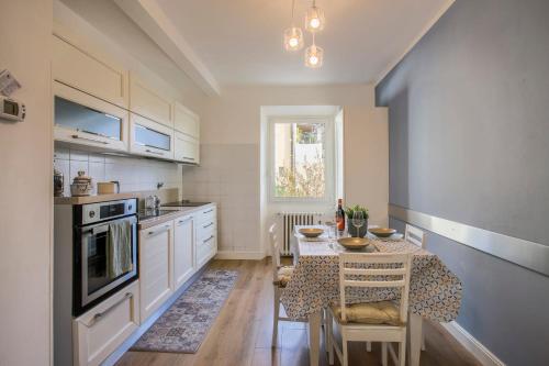 kuchnia ze stołem i jadalnią w obiekcie SANZANOBI Suite in Central Florence we Florencji