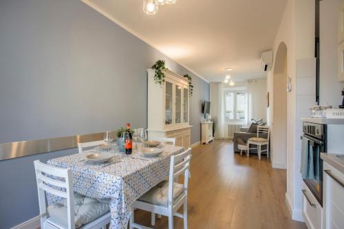 kuchnia i jadalnia ze stołem i krzesłami w obiekcie SANZANOBI Suite in Central Florence we Florencji