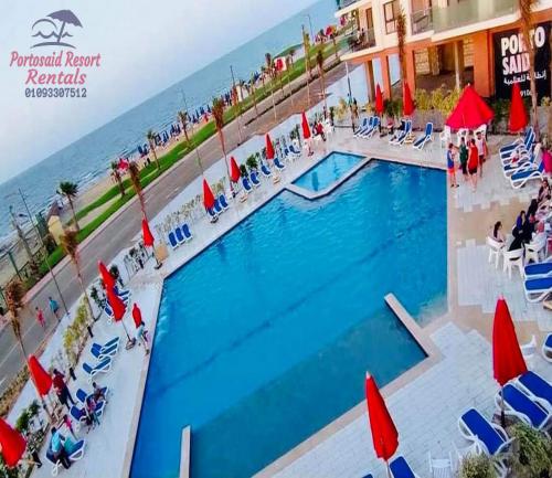 The swimming pool at or close to شاليه على البحر بورتوسعيد