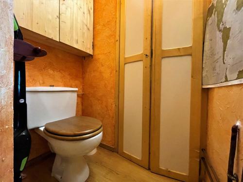 ein Badezimmer mit einem WC und einem Holzsitz in der Unterkunft Appartement Les Menuires, 2 pièces, 4 personnes - FR-1-452-177 in Les Menuires