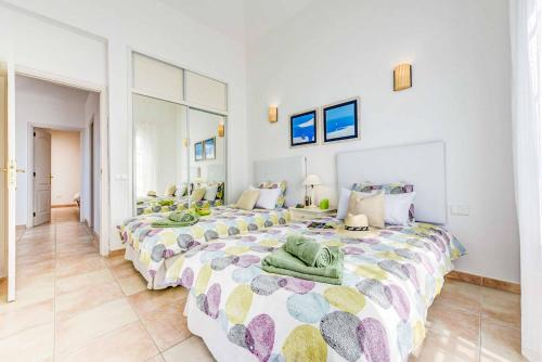 - une chambre avec 2 lits et des serviettes dans l'établissement Villa Aloe, à Adeje