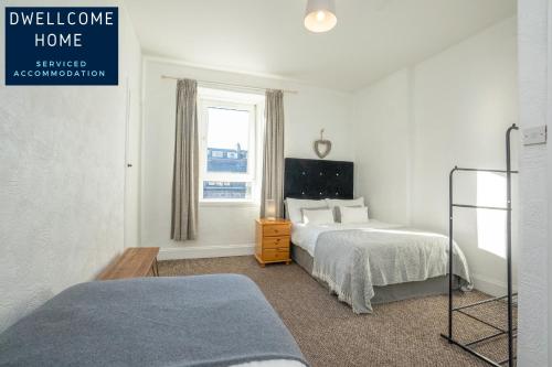 En eller flere senger på et rom på Dwellcome Home Ltd 3 Double Bedroom Aberdeen Apartment - see our site for assurance