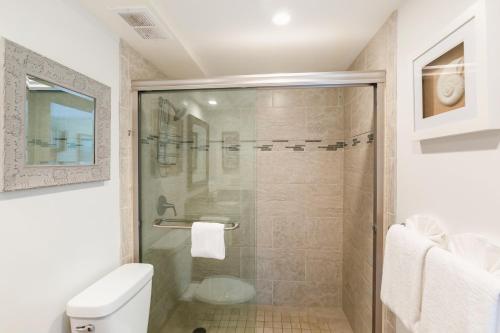 een badkamer met een douche en een toilet bij Hale Ono Loa 102 in Kahana