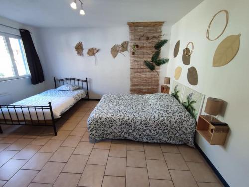 sypialnia z 2 łóżkami w pokoju w obiekcie Maison individuelle 60 m² w mieście Le Cateau