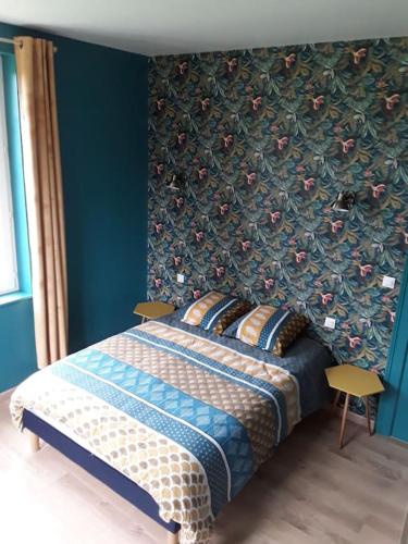 1 dormitorio con 1 cama con pared de flores en Chez DOUDOU entre terre et mer, en Bretteville-Saint-Laurent