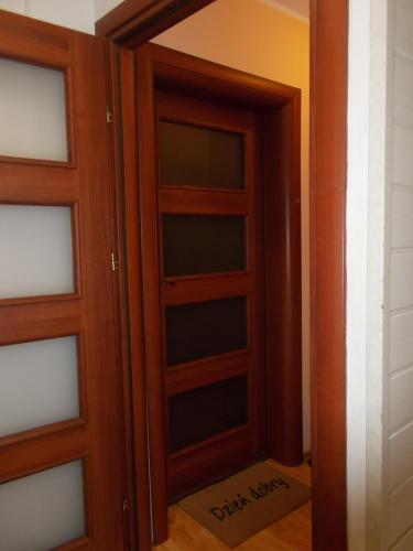 une porte menant à un placard avec une boîte au sol dans l'établissement Apartament cynamonowy, à Grudziądz
