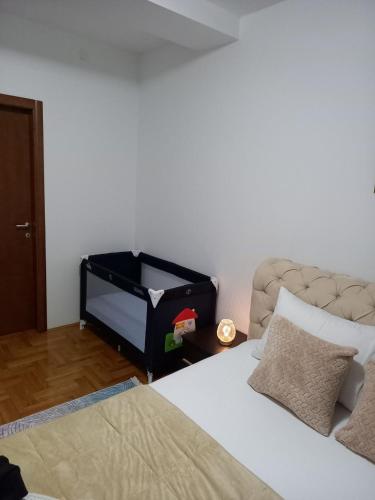 Кровать или кровати в номере Apartman City Center AN Trebinje