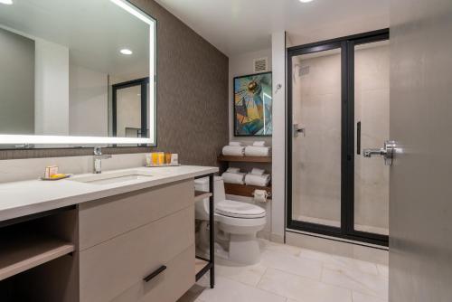 a bathroom with a toilet and a sink and a shower at Hollywood Casino at Greektown in Detroit