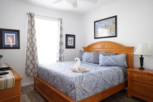 Postel nebo postele na pokoji v ubytování Windsor Hills Resort- 302