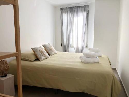 sypialnia z łóżkiem z ręcznikami w obiekcie Casa Alejandro 5 Las Vistas w mieście Los Cristianos