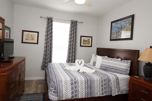 - une chambre avec un lit avec 2 lapins blancs dans l'établissement Windsor Hills Resort- 402A, à Orlando