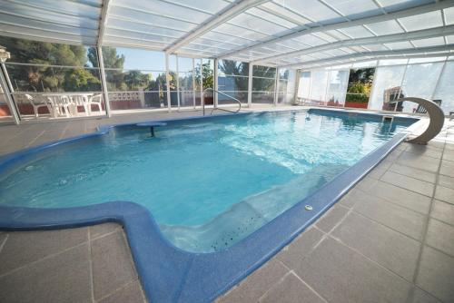 una gran piscina en un edificio en Casa El Mirador, en Teruel