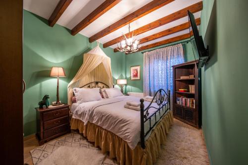 1 dormitorio con 1 cama con dosel en Arachova Mountain Villa, en Arachova
