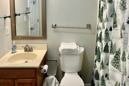 Ένα μπάνιο στο Hike, Ski, Explore Lincoln Condo with Pool Access