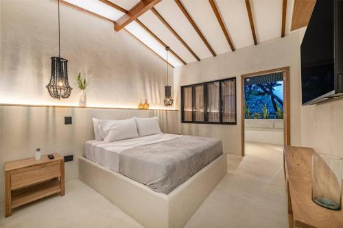 1 dormitorio con 1 cama grande en una habitación en Provenza 6 Bedroom House by HOUSY HOST, en Medellín
