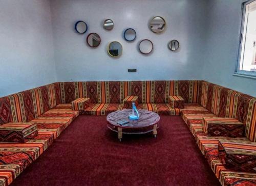 un soggiorno con divano e tavolo di cisneros house a Dakhla