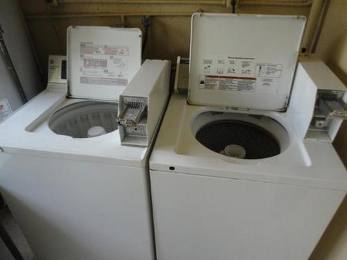 duas máquinas de lavar roupa sentadas ao lado uma da outra em Richard Arms Unit 12 em Cocoa Beach