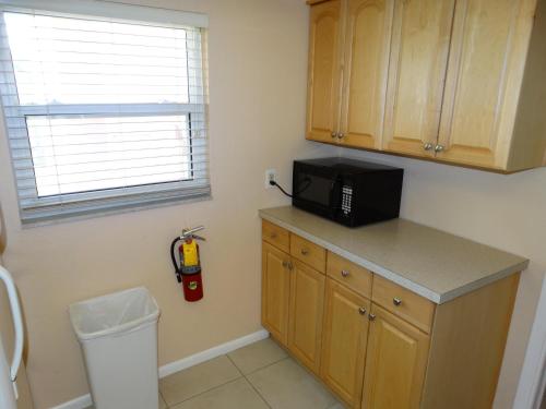 Spanish Main Unit 4- Direct Oceanfront Condo!にあるキッチンまたは簡易キッチン