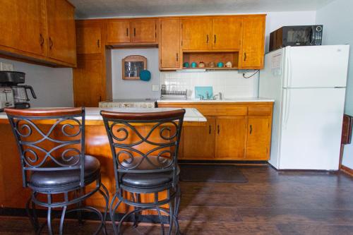 Dapur atau dapur kecil di Cozy 1 Bedroom Unit - 4 Blocks from Jax Beach Pier!