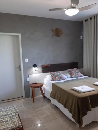 ein Hotelzimmer mit 2 Betten und einem Tisch in der Unterkunft Kitinete Avenida Boa Viagem in Recife