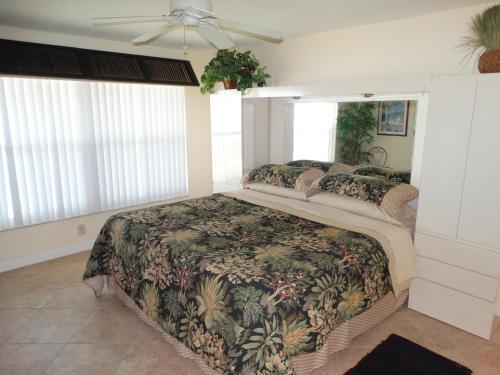 1 dormitorio con 2 camas y ventilador de techo en Spanish Main 69- Direct Oceanfront Condo!, en Cocoa Beach