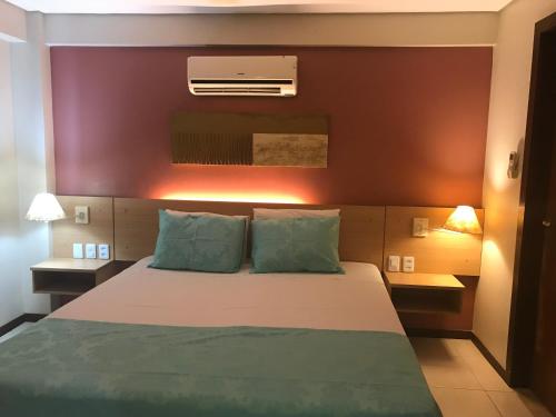 - une chambre avec un lit et deux oreillers dans l'établissement Kariri Beach - Apartamento Superior, à Cumbuco