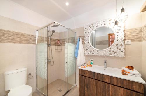 W łazience znajduje się prysznic, toaleta i umywalka. w obiekcie Cretan Lux Villa Heated Pool w mieście Gavalochori