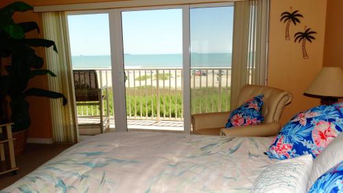 Postel nebo postele na pokoji v ubytování Boardwalk 201- Direct Oceanfront Condo!