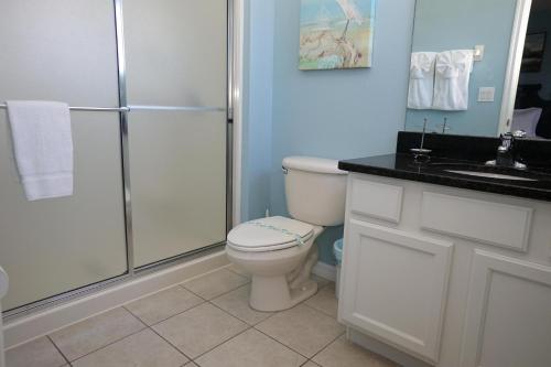y baño con ducha, aseo y lavamanos. en NEW! Lakefront Views- Encantada Resort Townhouse en Kissimmee