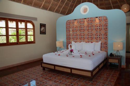 a bedroom with a bed with flowers on it at Hacienda Viva Sotuta de Peón in Tecoh