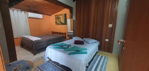 a small bedroom with a bed and a bed sidx sidx sidx at Suítes no paraíso da Ilhabela in Ilhabela