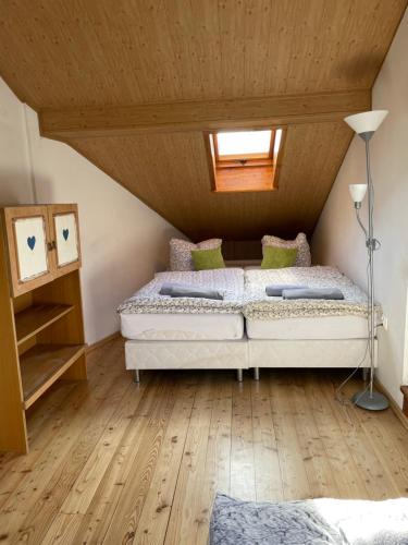 ウストロンにあるDomek pod Czantoriąの木製の天井が特徴のベッドルーム1室(ベッド1台付)