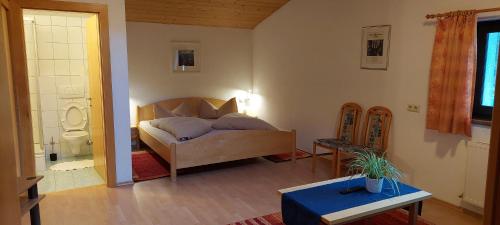 瑙德斯的住宿－Haus Greiner，卧室配有一张床和一张桌子