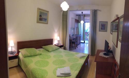 Un pat sau paturi într-o cameră la Apartments Ana Trogir