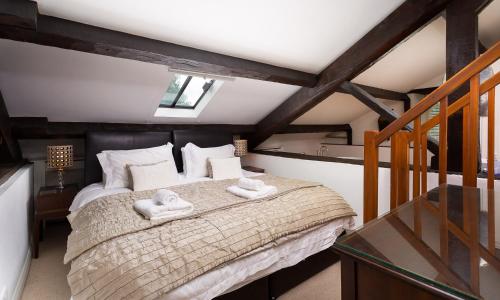 um quarto com uma cama grande e toalhas em Chapel How em Ambleside