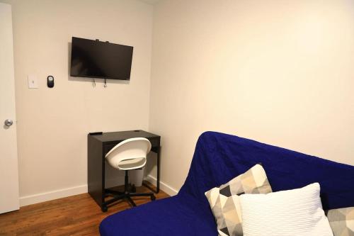 een woonkamer met een blauwe bank en een stoel bij Entire Atlanta Condo Minutes from Downtown in Atlanta