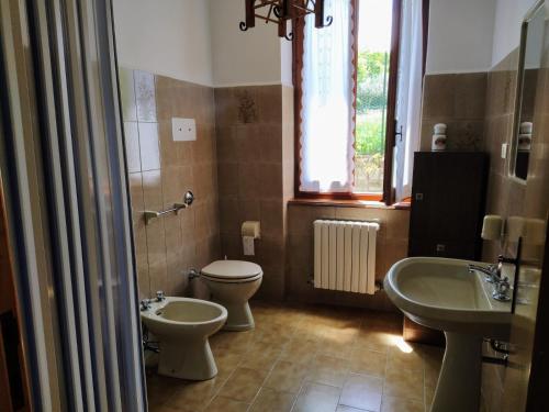 bagno con servizi igienici, bidet e lavandino di La Casa di Anna nel Parco della Majella Abruzzo Rapino CH a Rapino