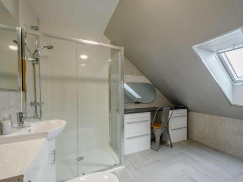 y baño con ducha y lavamanos. en Westertonhill Lodge 5 Newbuild with Hot Tub Option en Balloch