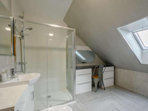 Koupelna v ubytování Westertonhill Lodge 5 Newbuild with Hot Tub Option