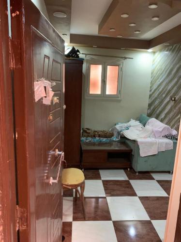 a small room with a bed and a checkered floor at شقة مفروشة باامبابة in Cairo